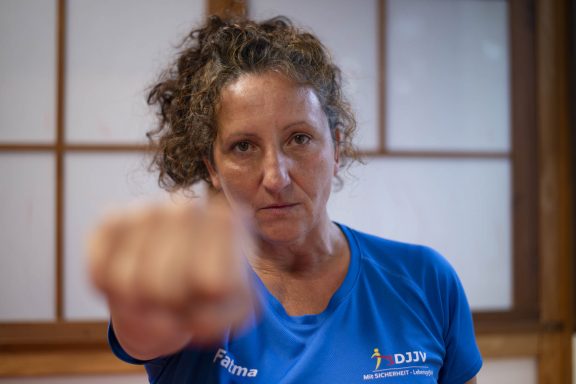 Fatma Keckstein als starke Frau gibt Ju-Jutsu Selbstverteidigungskurse für Frauen gegen Gewalt brave stories